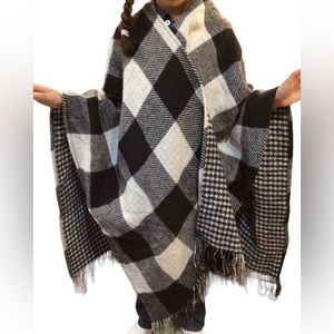 Talbots 100% Wool Black and White Plaid/Reverse To Houndstooth Fringed Cape